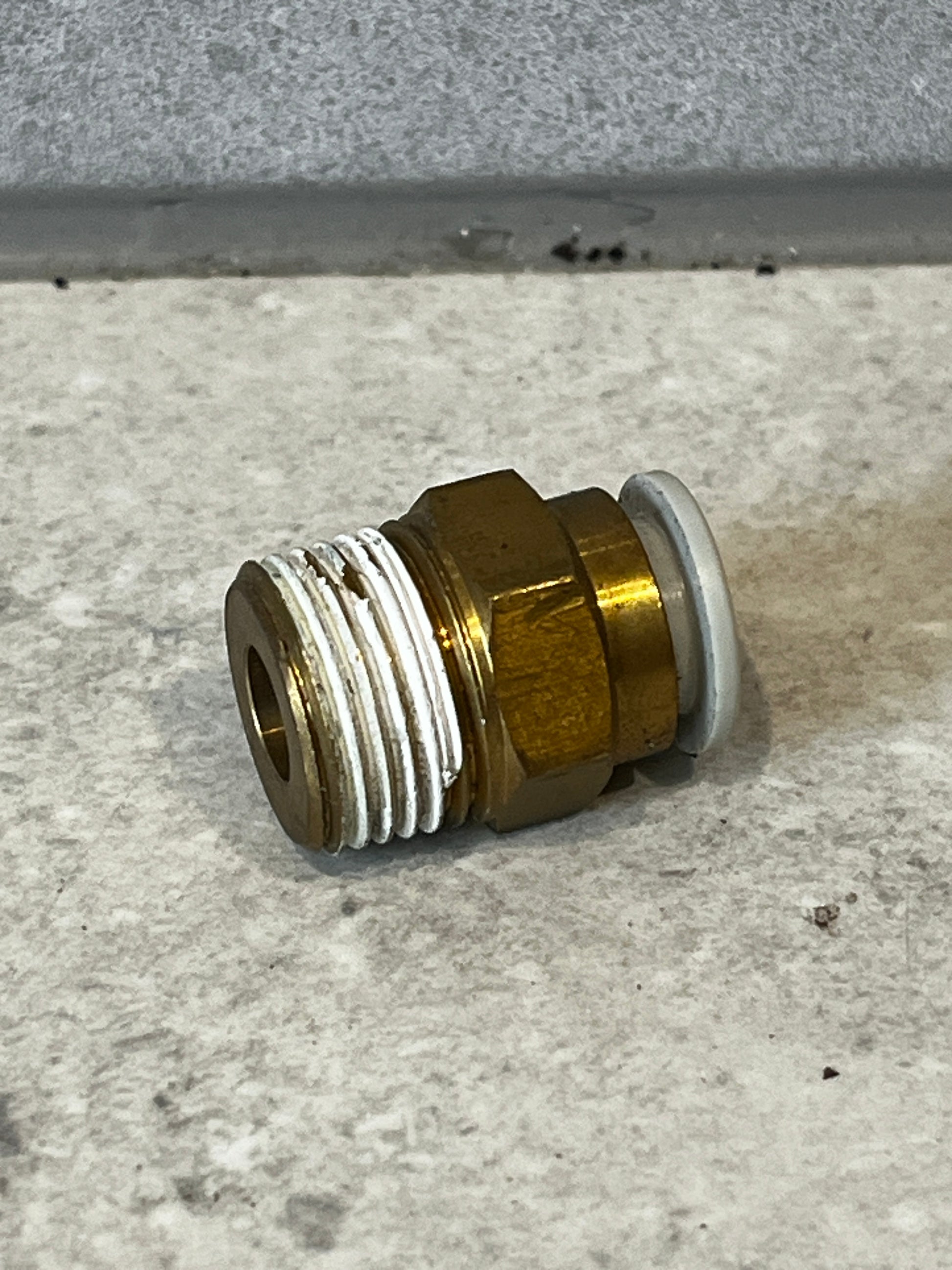 Brass push-to-connect tube fitting with threaded seal