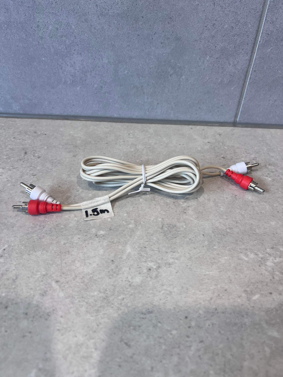 1.5 meter stereo RCA audio cable with red and white connectors
