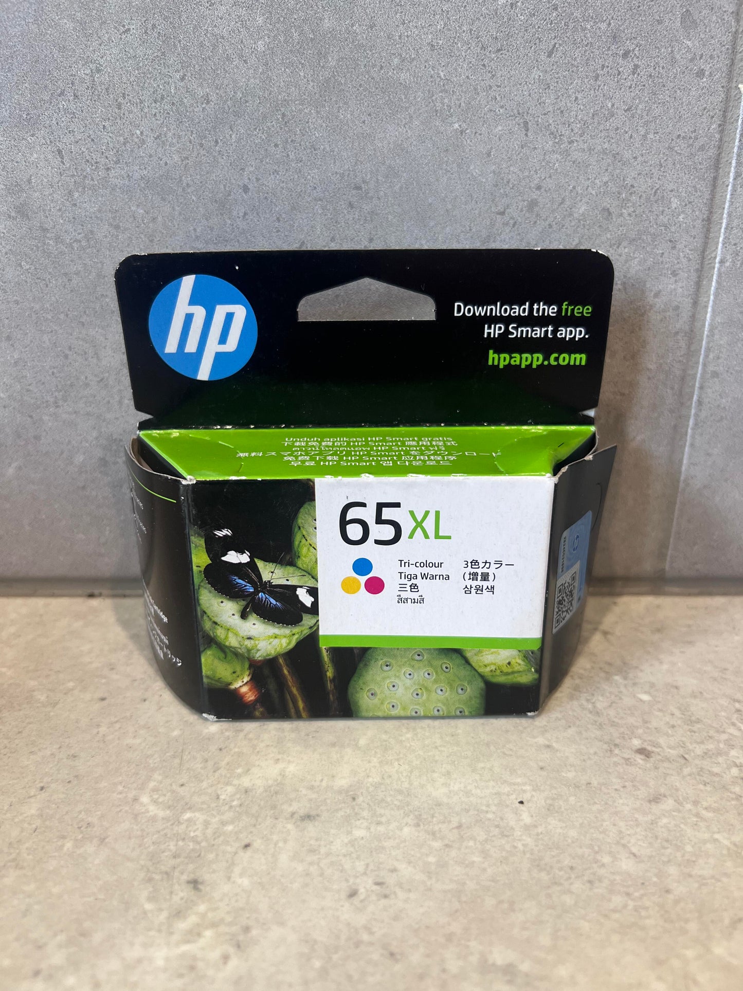 Front view of HP 65XL Tri-Color Ink Cartridge packaging