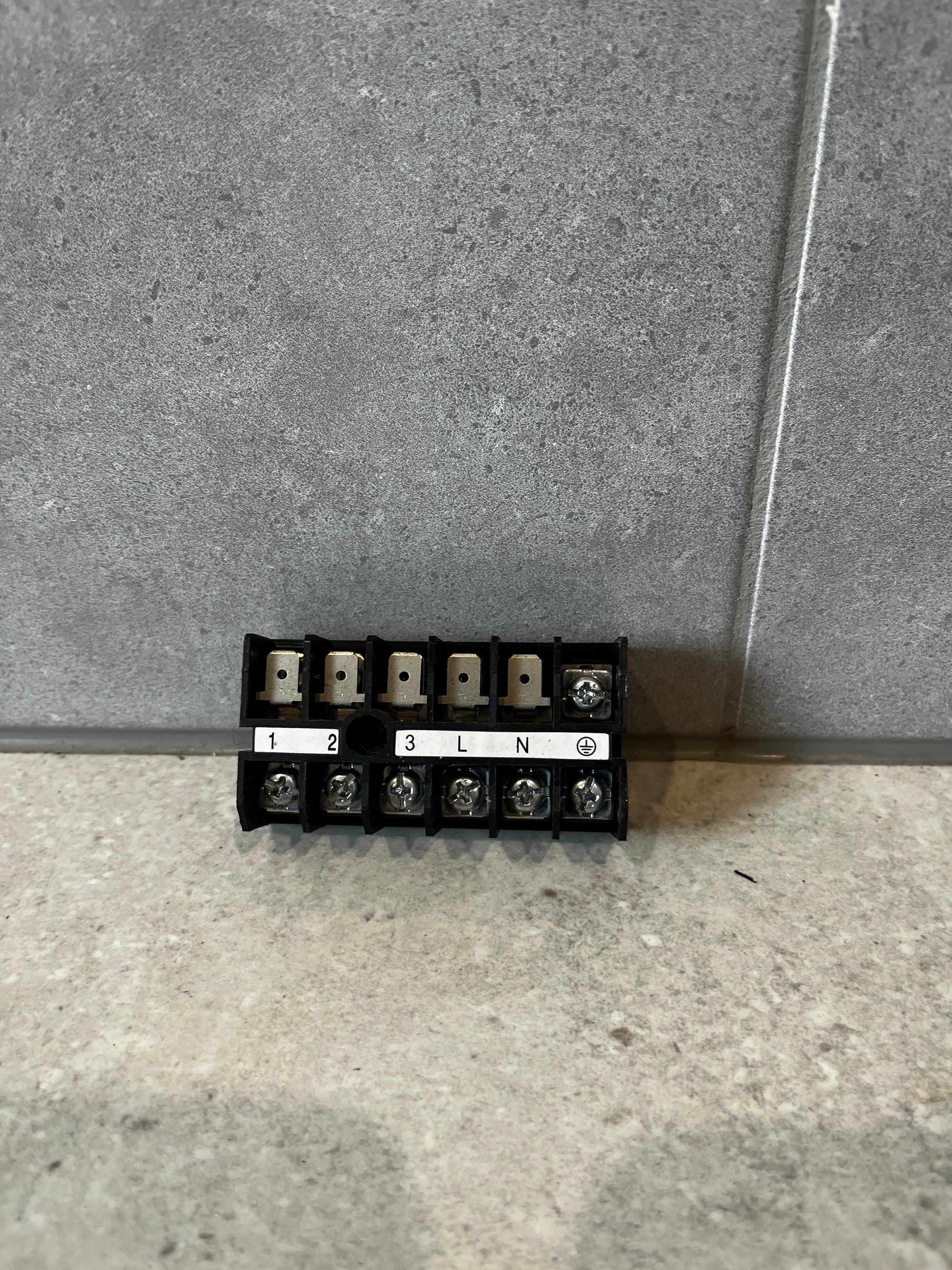 Front view of 6-pole 600V 30A terminal block with labeled terminals