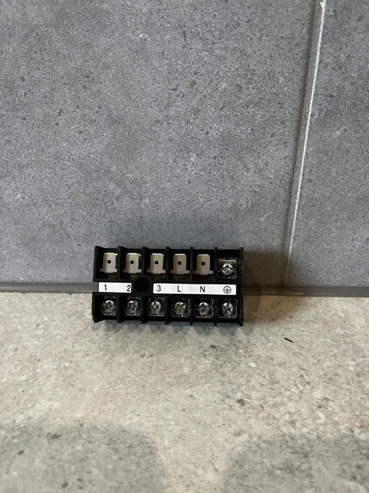 Front view of 6-pole 600V 30A terminal block with labeled terminals