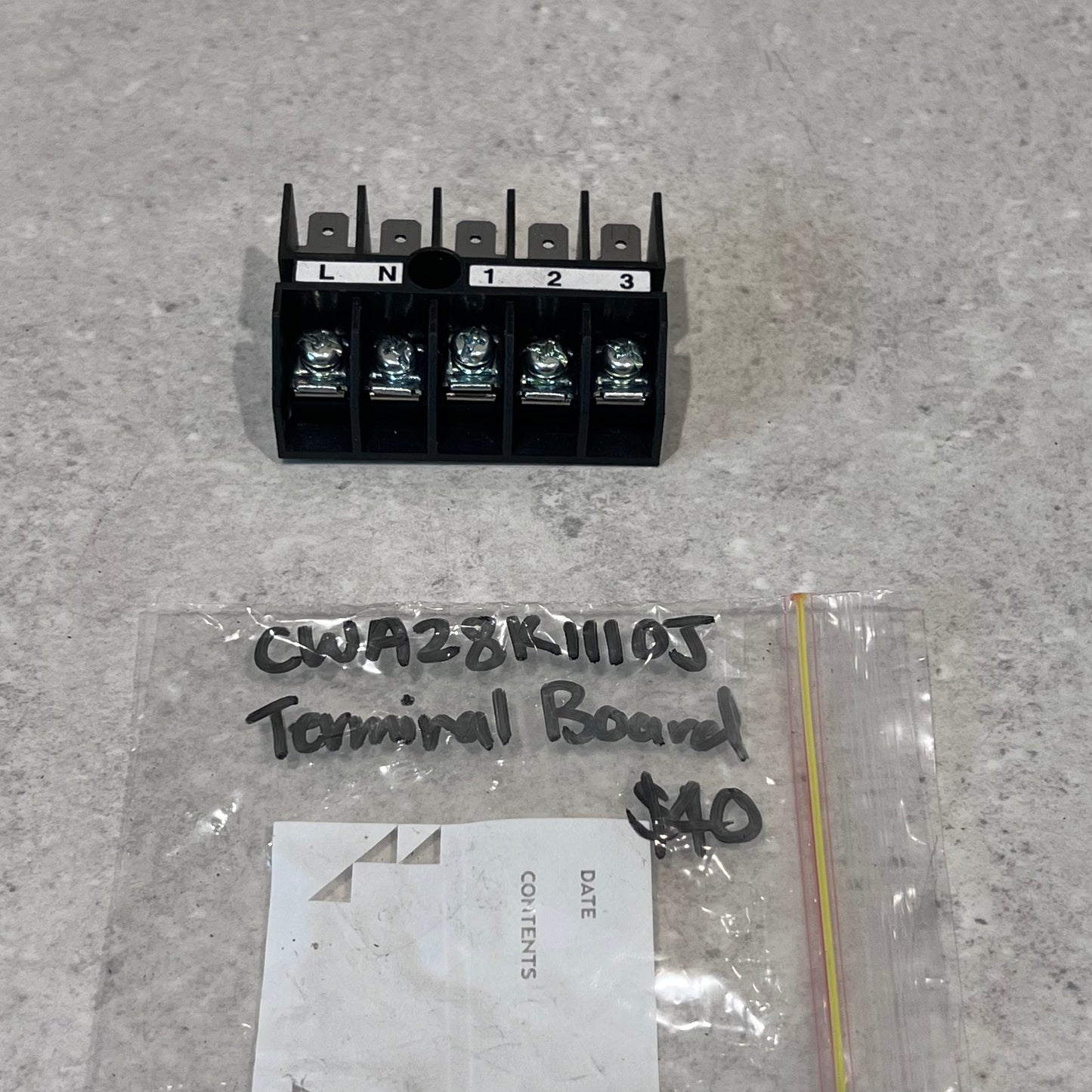 Front view of Hoppy HP-T3040 terminal block with five screw terminals labeled L, N, 1, 2, 3