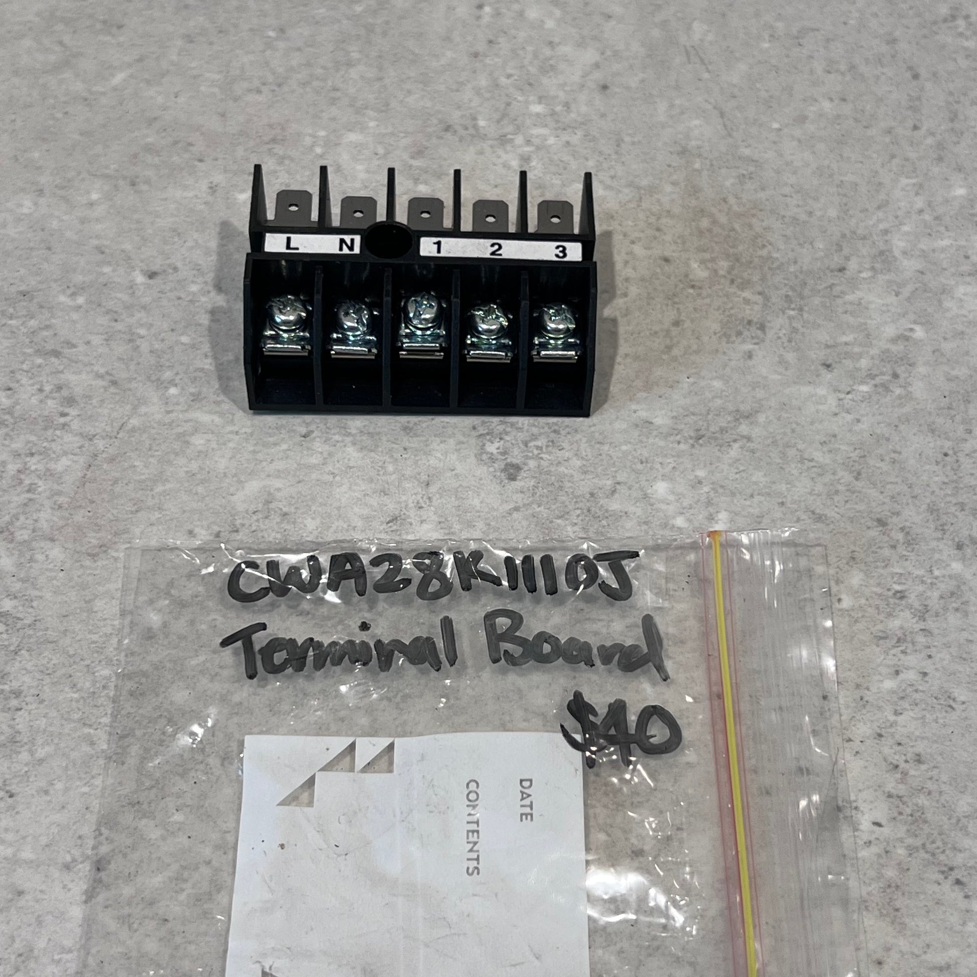 Front view of Hoppy HP-T3040 terminal block with five screw terminals labeled L, N, 1, 2, 3
