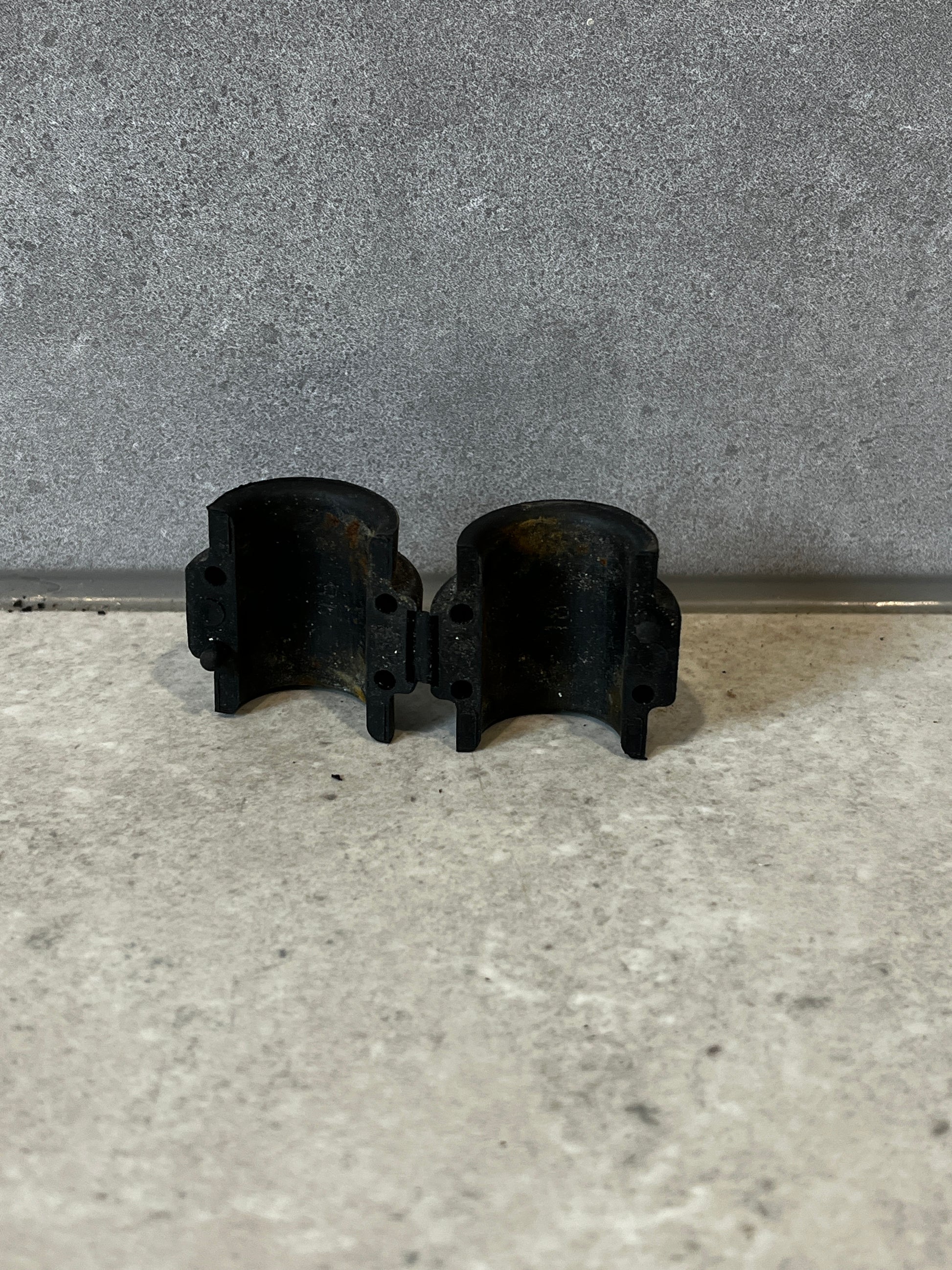 Bag containing multiple Armada 18mm black plastic bearing mounts