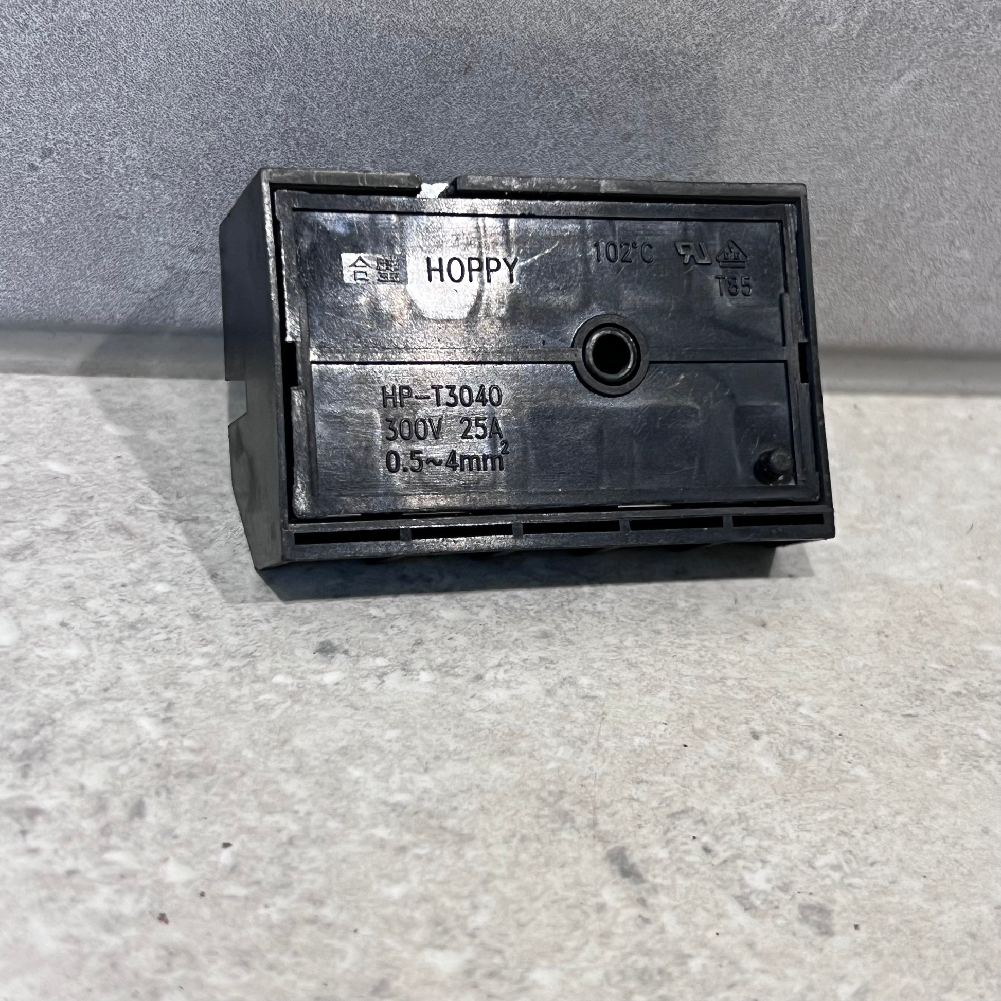 Back view of Hoppy HP-T3040 terminal block showing model number and voltage rating