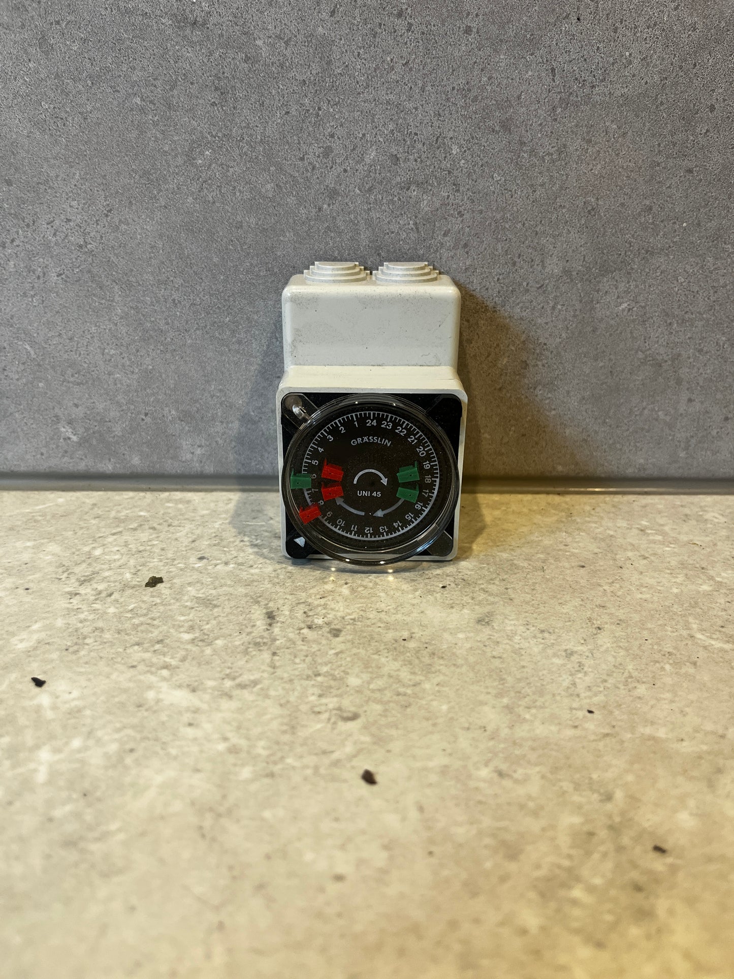 Grässlin UNI 45 TA mechanical time switch showing rotary dial and connection points