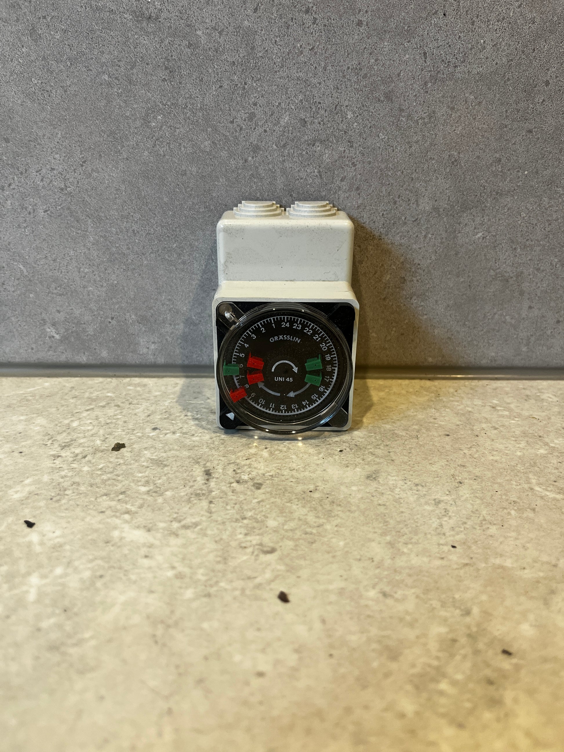 Grässlin UNI 45 TA mechanical time switch showing rotary dial and connection points