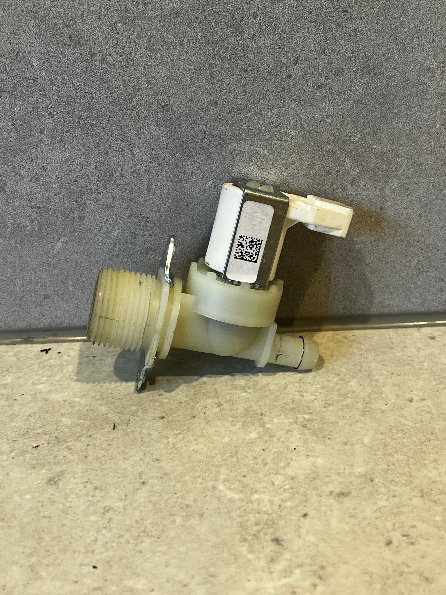Universal washing machine water inlet valve showing QR code and connection points