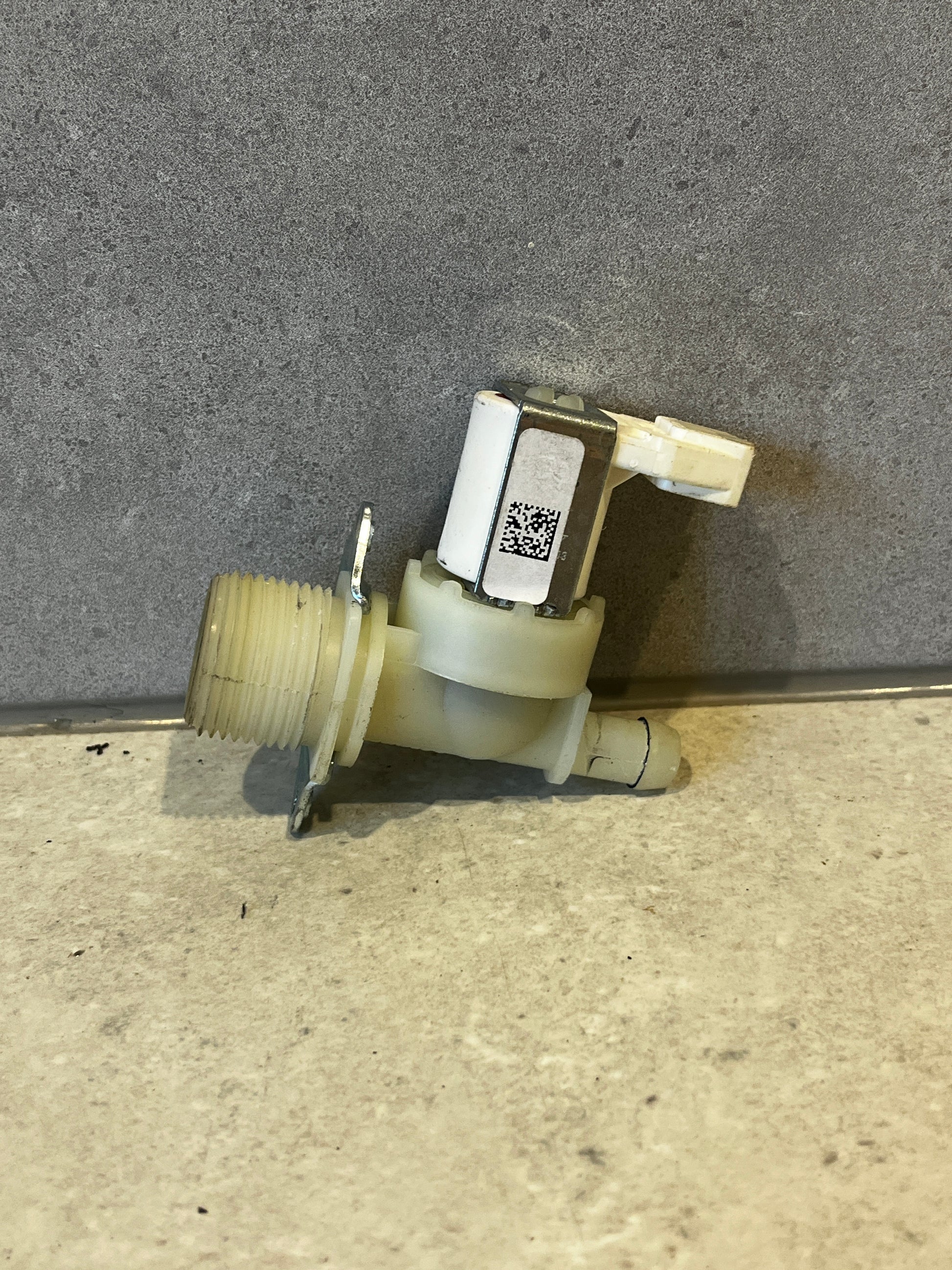 Universal washing machine water inlet valve showing QR code and connection points