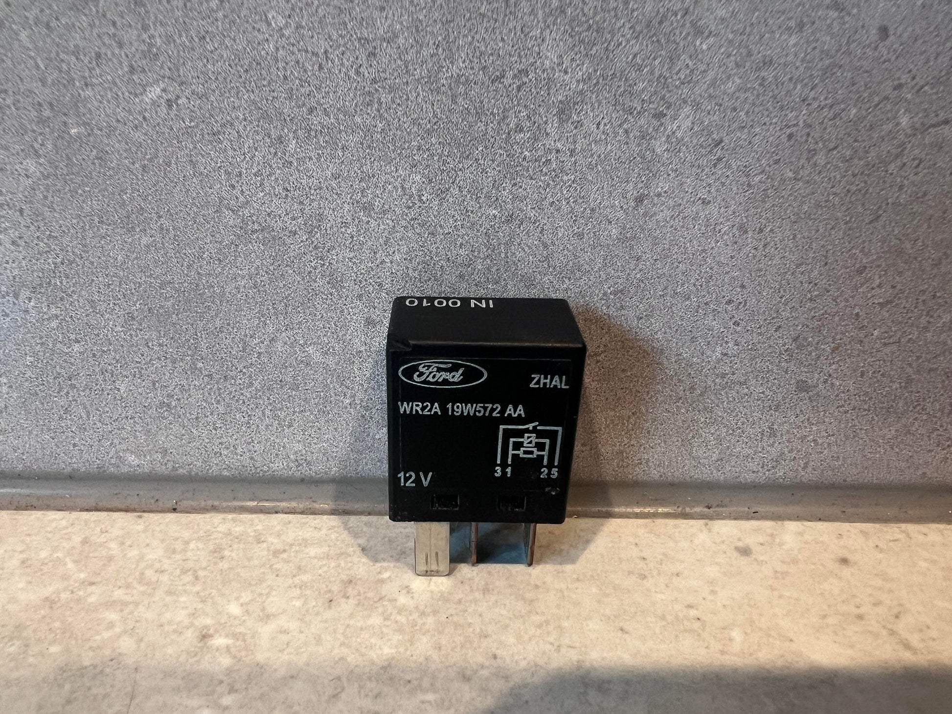 Ford 12V automotive relay WR2A 19W572 AA front view