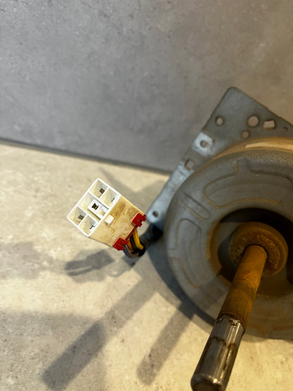 Close-up of LG motor 4-pin electrical connector and wire