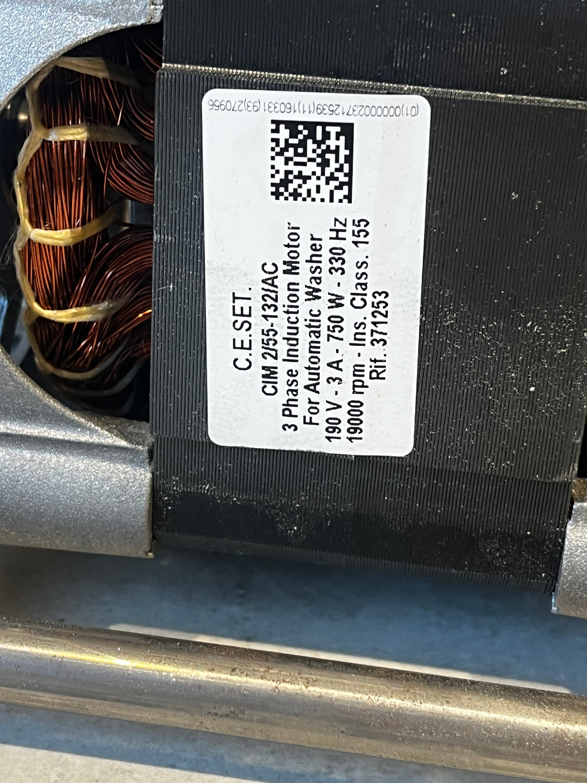 Close-up of the C.E.SET motor label with detailed technical specifications.