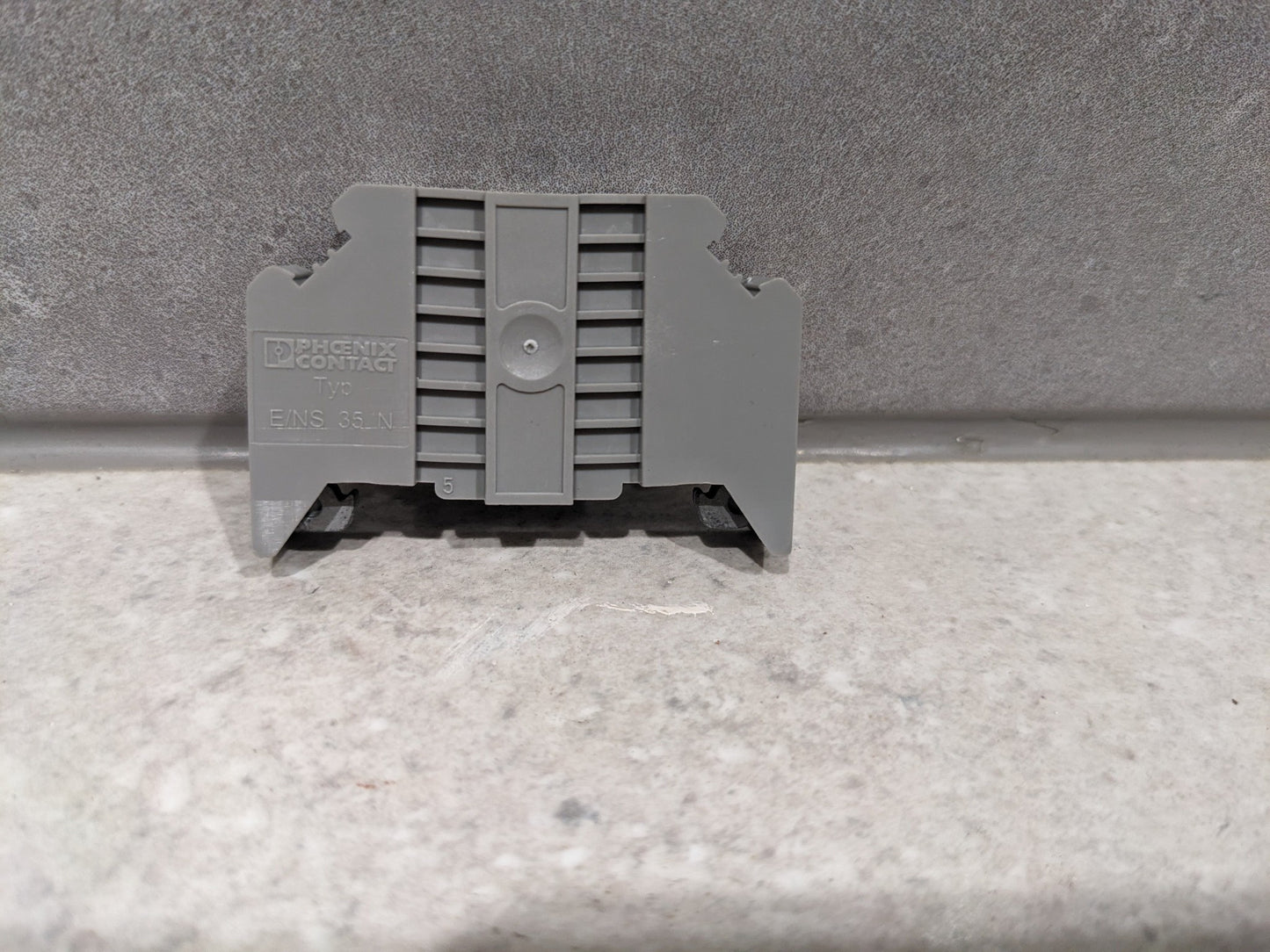 0800886 | Phoenix Contact | E/NS 35N, End Bracket, Gray,