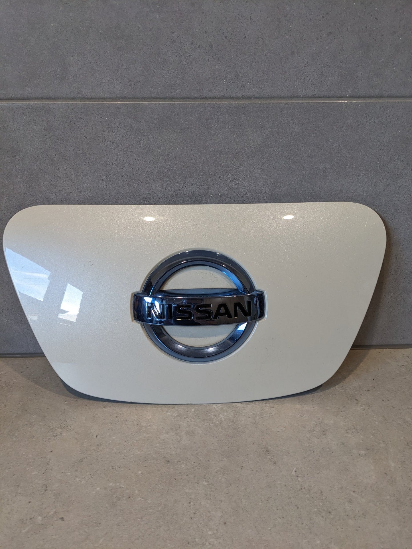 NISSAN LEAF ZE0 2010-2017 Charger Port Cover 65710-3NA5A - Glacier Pearl White