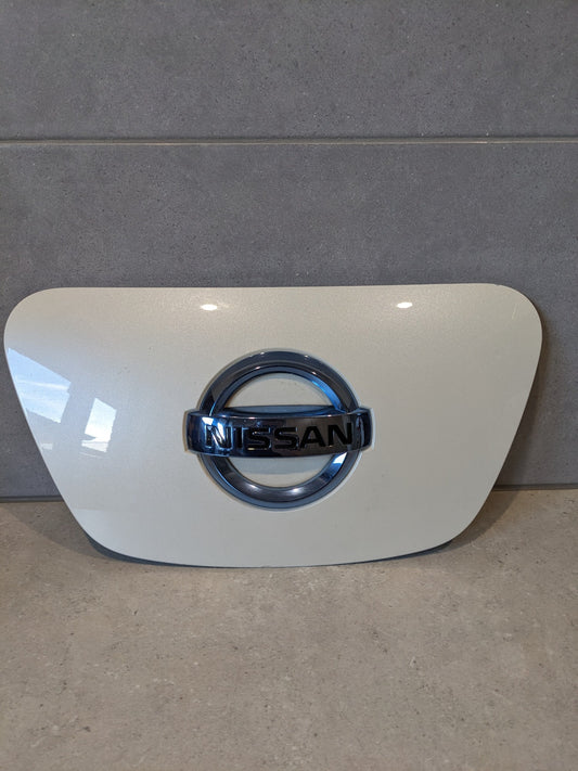 NISSAN LEAF ZE0 2010-2017 Charger Port Cover 65710-3NA5A - Glacier Pearl White